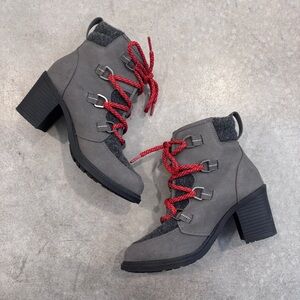 Sanoma sugar glider Grey and red ankle boots